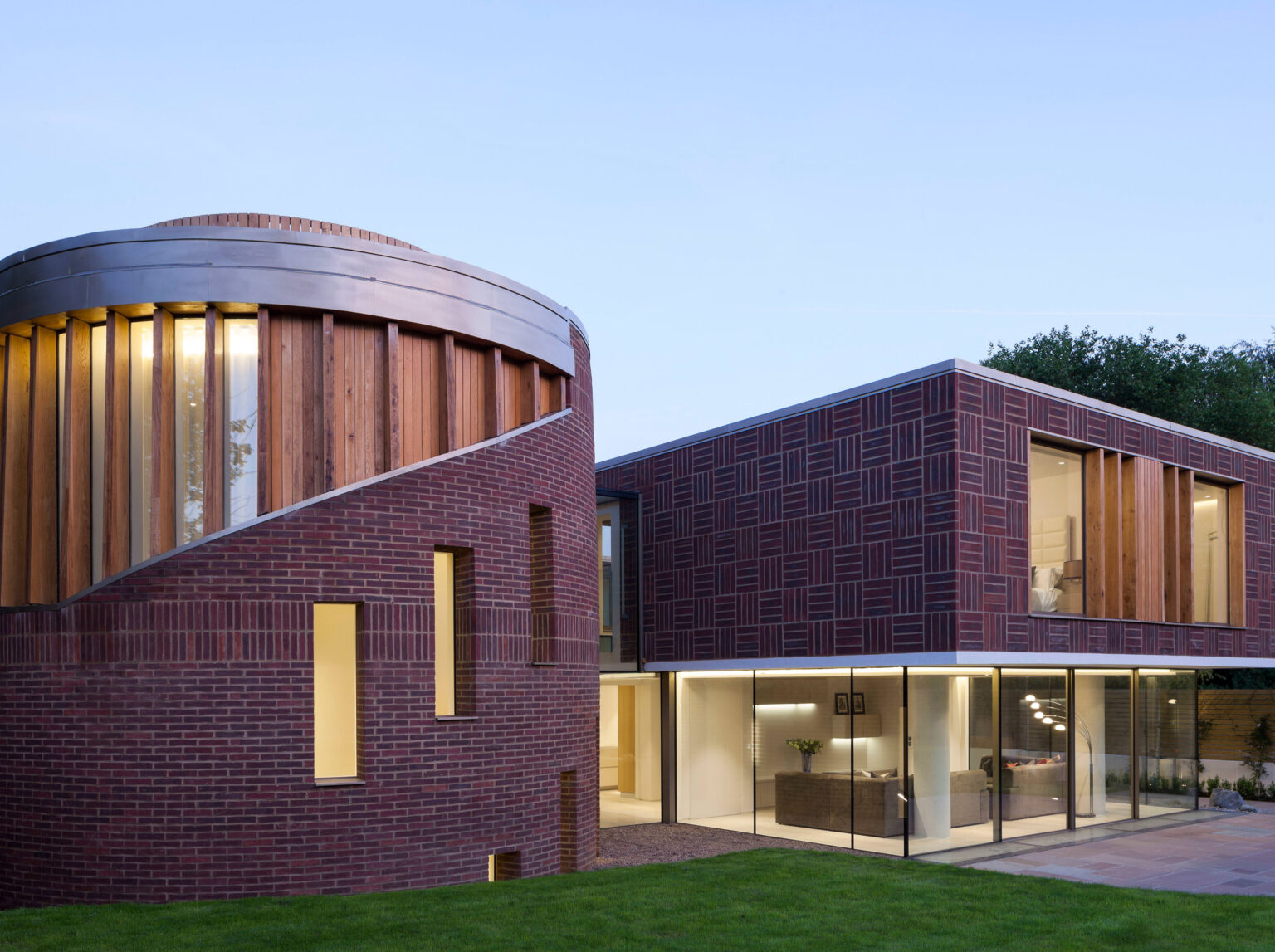 02-1-Exterior-Modern-Architecture-Radlett-Eco-Mansion-cropped